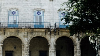 Desde este balcón miraba yo mi Habana y mi gente...Conversaciones profundas, risas, llantos.